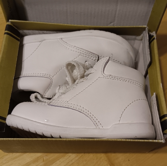 White Unisex Baby Shoes 5 EUC - Picture 4 of 5